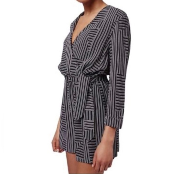 TOPSHOP Women’s Belted Black and White Striped Playsuit Jumpsuit, size 6 - Picture 14 of 14